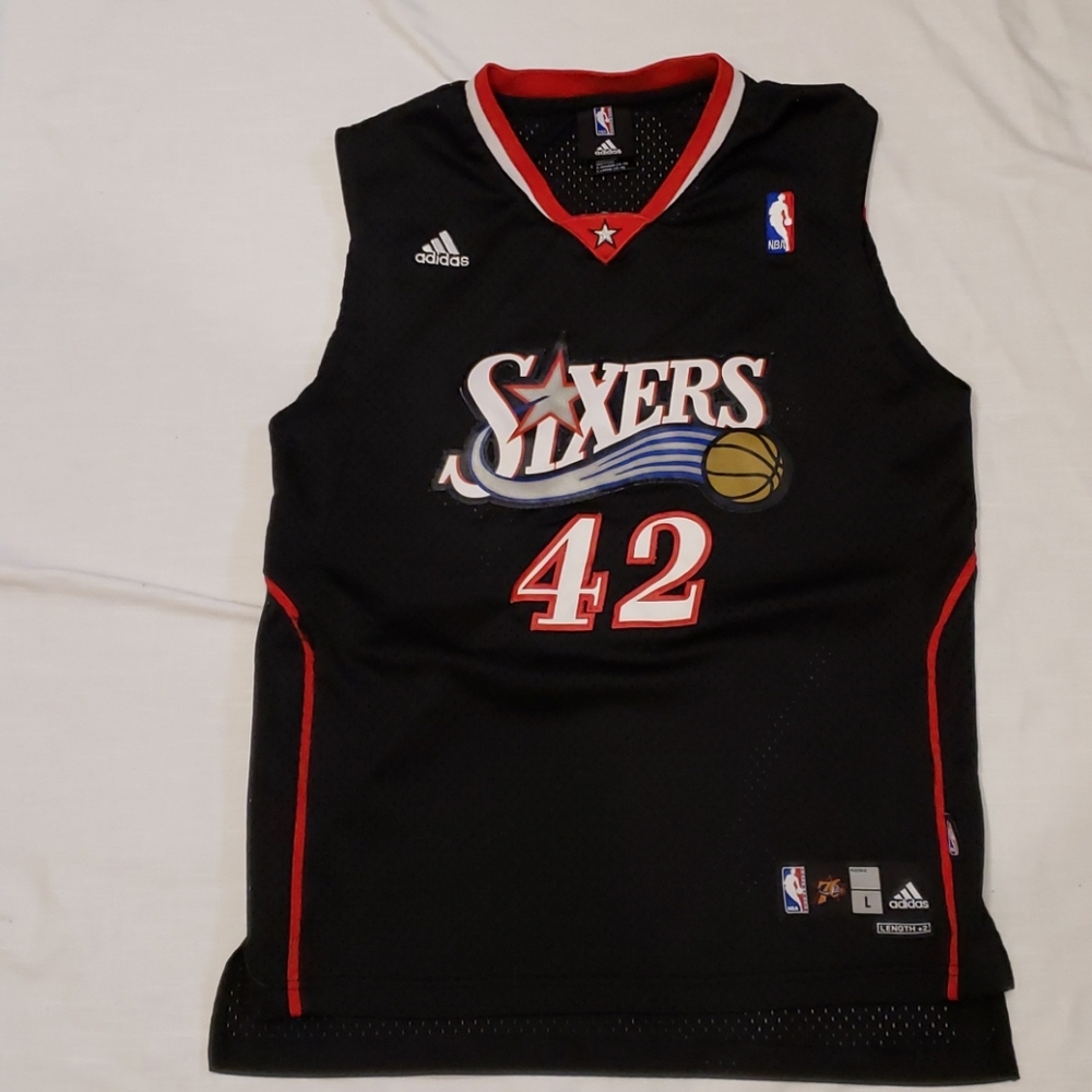 Embroidered 76'ers jersey